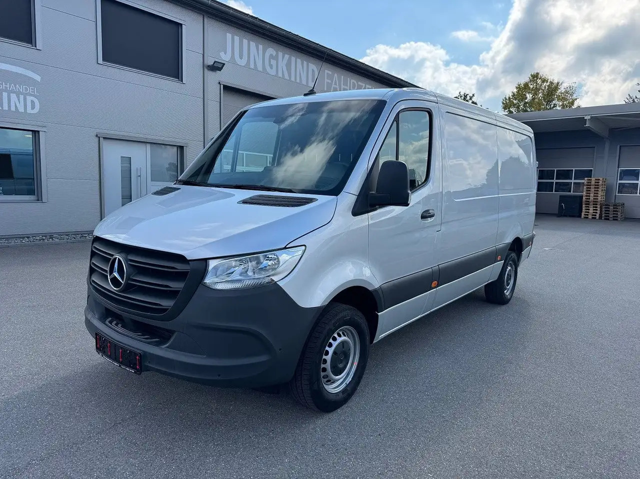 Mercedes-Benz Sprinter 317 CDI Lang Silber MBUX RWD Klima - فان: صورة 1 Mercedes-Benz Sprinter 317 CDI Lang Silber MBUX RWD Klima - فان: صورة 1