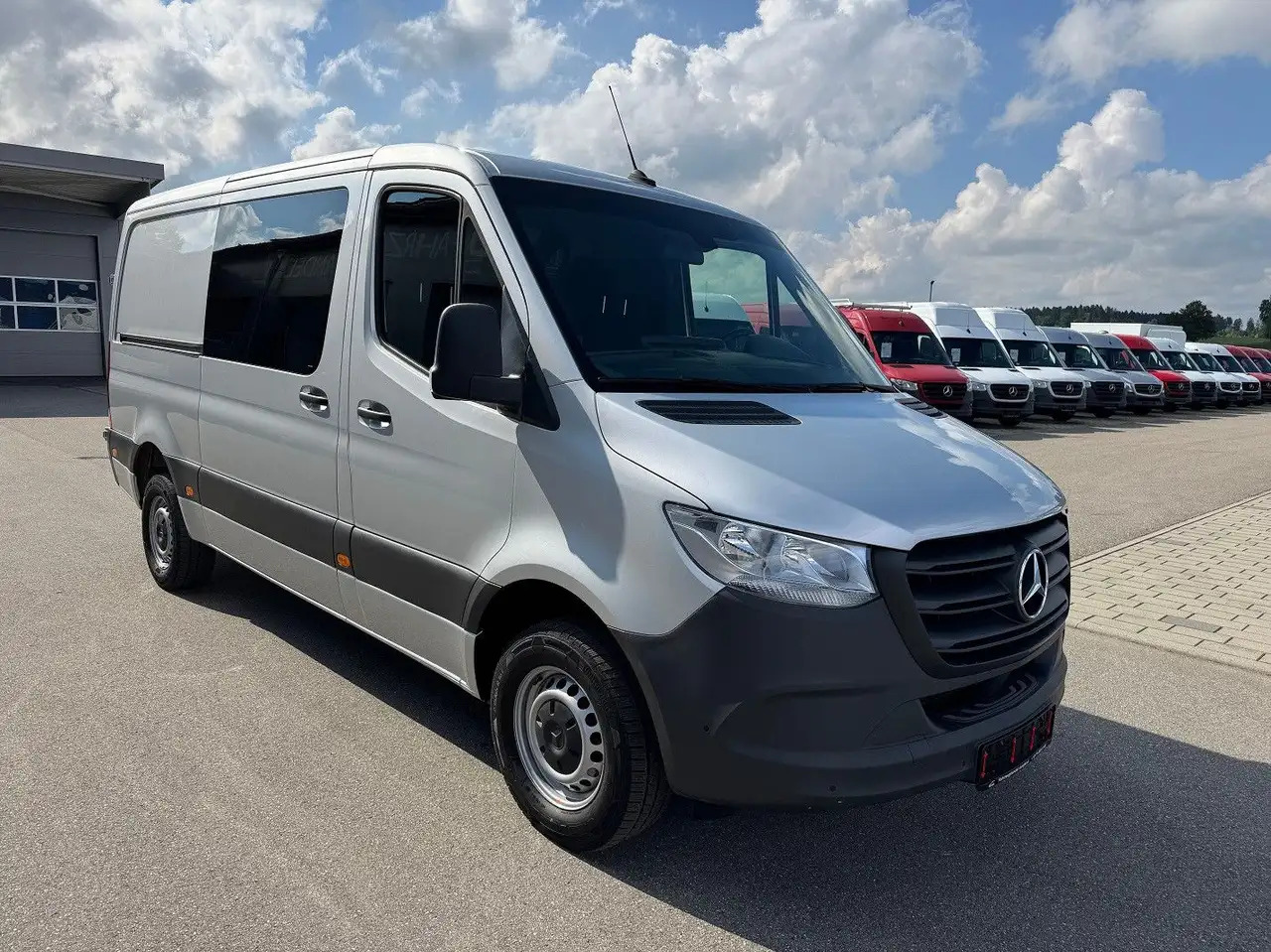 Mercedes-Benz Sprinter 317 CDI Lang Silber MBUX RWD Klima - فان: صورة 2 Mercedes-Benz Sprinter 317 CDI Lang Silber MBUX RWD Klima - فان: صورة 2