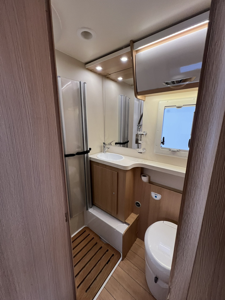 FORSTER T 699 EB Hubbett - Markise - Fahrradtr. - موتر هوم شبه متكامل: صورة 5 FORSTER T 699 EB Hubbett - Markise - Fahrradtr. - موتر هوم شبه متكامل: صورة 5