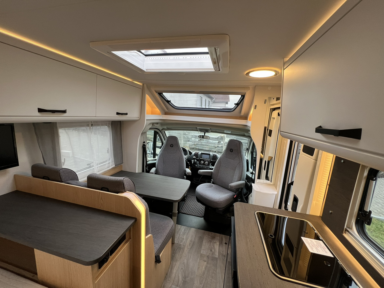 SUNLIGHT T 58 - موتر هوم شبه متكامل: صورة 3 SUNLIGHT T 58 - موتر هوم شبه متكامل: صورة 3