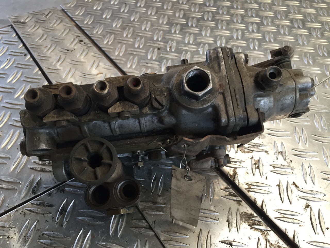 Gebrauchte Einspritzpumpe DB OM 616, Bosch - Nr. : 0 400 114 079 - مضخة وقود - شاحنة: صورة 2 Gebrauchte Einspritzpumpe DB OM 616, Bosch - Nr. : 0 400 114 079 - مضخة وقود - شاحنة: صورة 2