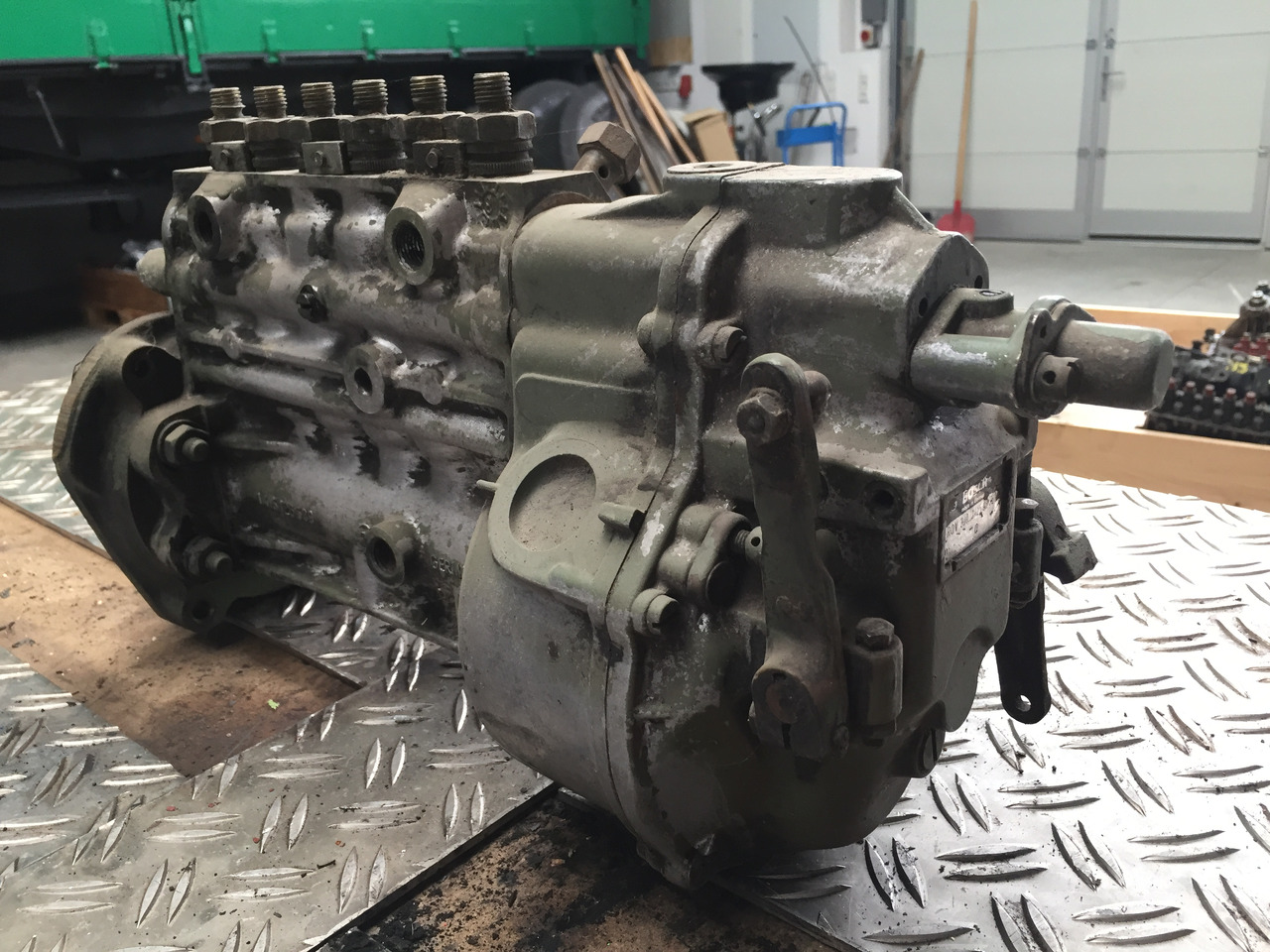 Gebrauchte Einspritzpumpe MB 813, Typ : OM 352, Bosch - Nr. : 0400 846 233 - مضخة وقود - شاحنة: صورة 4 Gebrauchte Einspritzpumpe MB 813, Typ : OM 352, Bosch - Nr. : 0400 846 233 - مضخة وقود - شاحنة: صورة 4