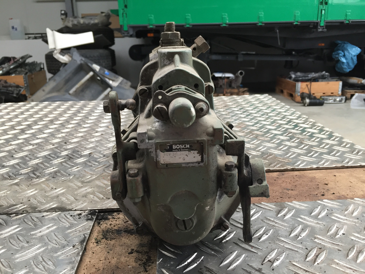 Gebrauchte Einspritzpumpe MB 813, Typ : OM 352, Bosch - Nr. : 0400 846 233 - مضخة وقود - شاحنة: صورة 2 Gebrauchte Einspritzpumpe MB 813, Typ : OM 352, Bosch - Nr. : 0400 846 233 - مضخة وقود - شاحنة: صورة 2