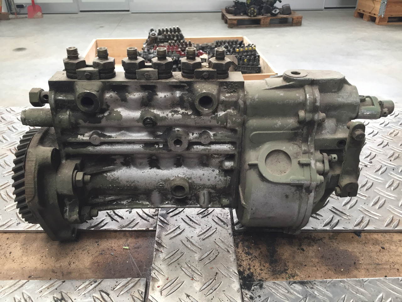 Gebrauchte Einspritzpumpe MB 813, Typ : OM 352, Bosch - Nr. : 0400 846 233 - مضخة وقود - شاحنة: صورة 5 Gebrauchte Einspritzpumpe MB 813, Typ : OM 352, Bosch - Nr. : 0400 846 233 - مضخة وقود - شاحنة: صورة 5