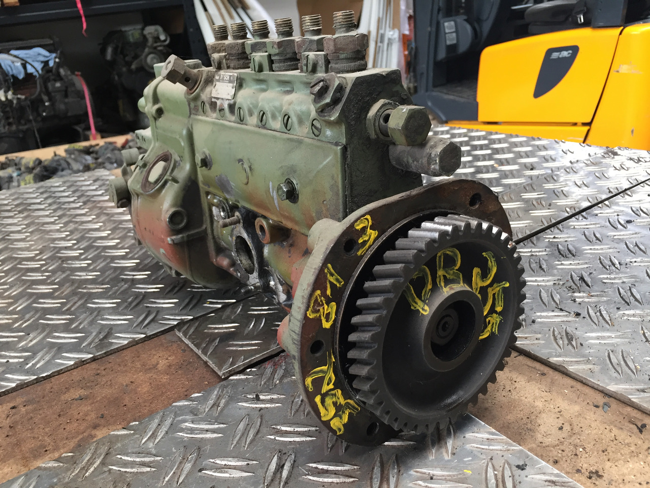 Gebrauchte Einspritzpumpe MB 813, Typ : OM 352, Bosch - Nr. : 0400 846 233 - مضخة وقود - شاحنة: صورة 1 Gebrauchte Einspritzpumpe MB 813, Typ : OM 352, Bosch - Nr. : 0400 846 233 - مضخة وقود - شاحنة: صورة 1