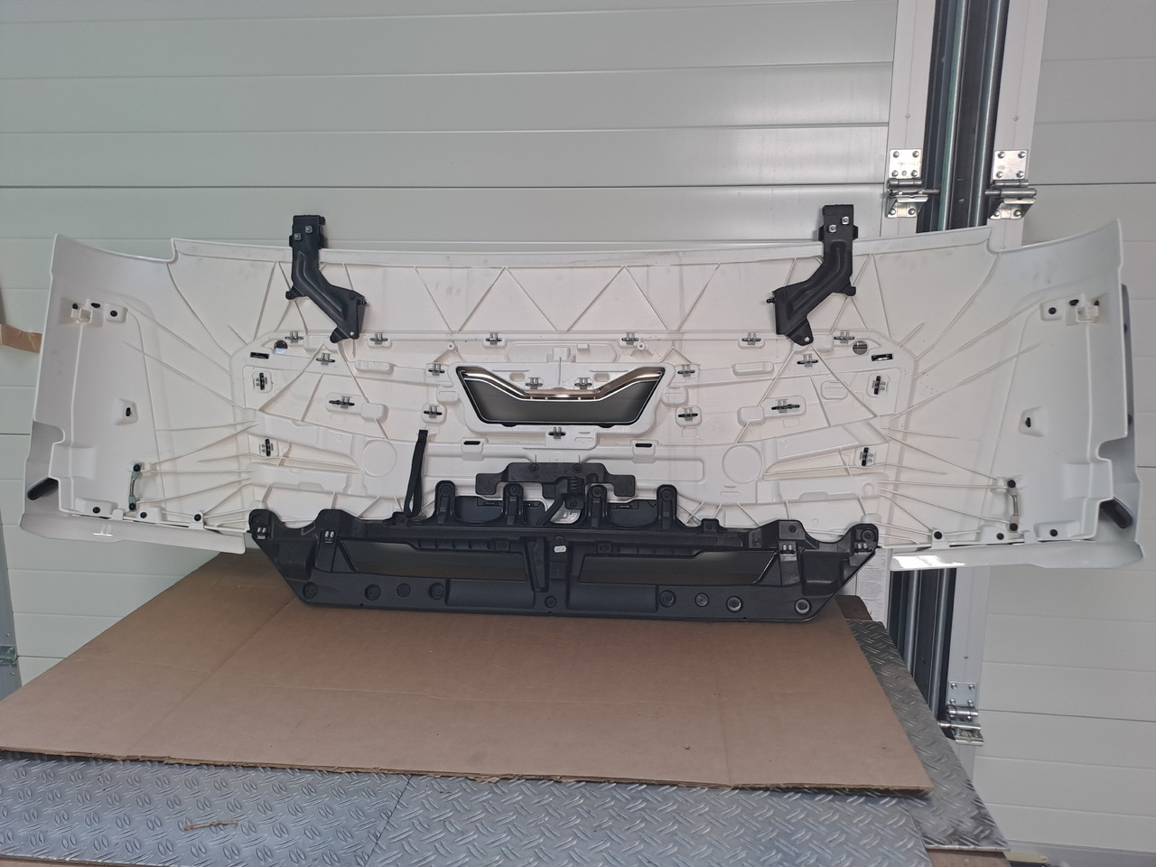 Neuwertige Frontklappe, silber, schmal MAN TGL / TGM / TG3, Artikel - Nr.: 81.61110 - 6123 - غطاء محرك المركبة - شاحنة: صورة 4 Neuwertige Frontklappe, silber, schmal MAN TGL / TGM / TG3, Artikel - Nr.: 81.61110 - 6123 - غطاء محرك المركبة - شاحنة: صورة 4