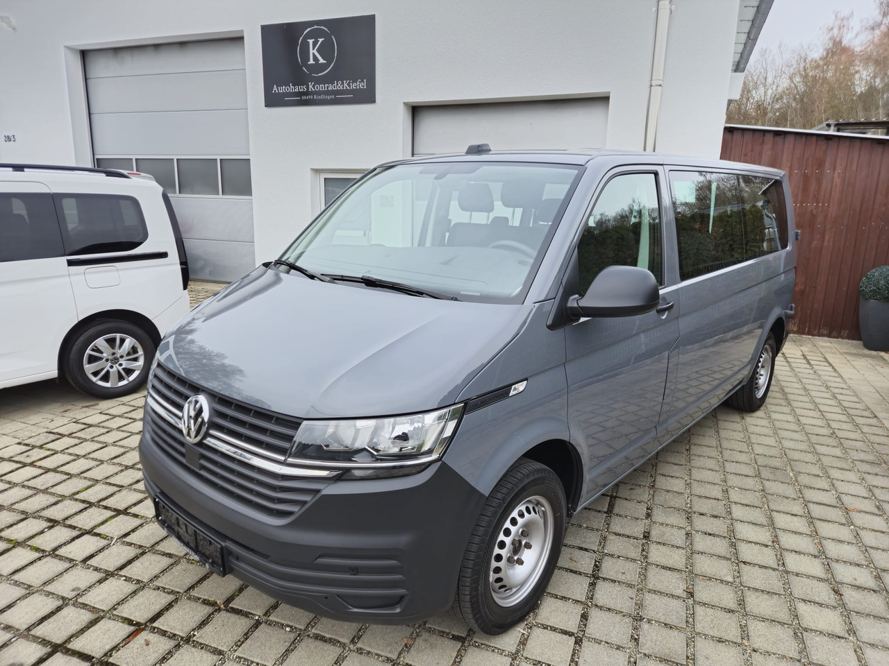 VOLKSWAGEN T6.1 Transporter Kombi LR/Navi/AppCon./6-Sitzer - ميكروباص: صورة 1 VOLKSWAGEN T6.1 Transporter Kombi LR/Navi/AppCon./6-Sitzer - ميكروباص: صورة 1