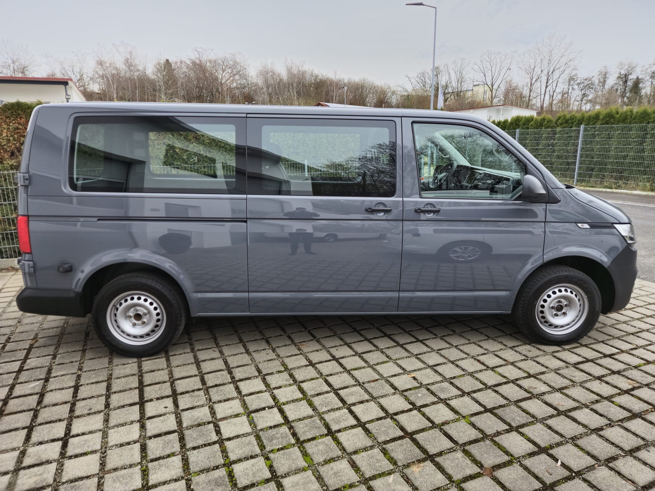 VOLKSWAGEN T6.1 Transporter Kombi LR/Navi/AppCon./6-Sitzer - ميكروباص: صورة 4 VOLKSWAGEN T6.1 Transporter Kombi LR/Navi/AppCon./6-Sitzer - ميكروباص: صورة 4