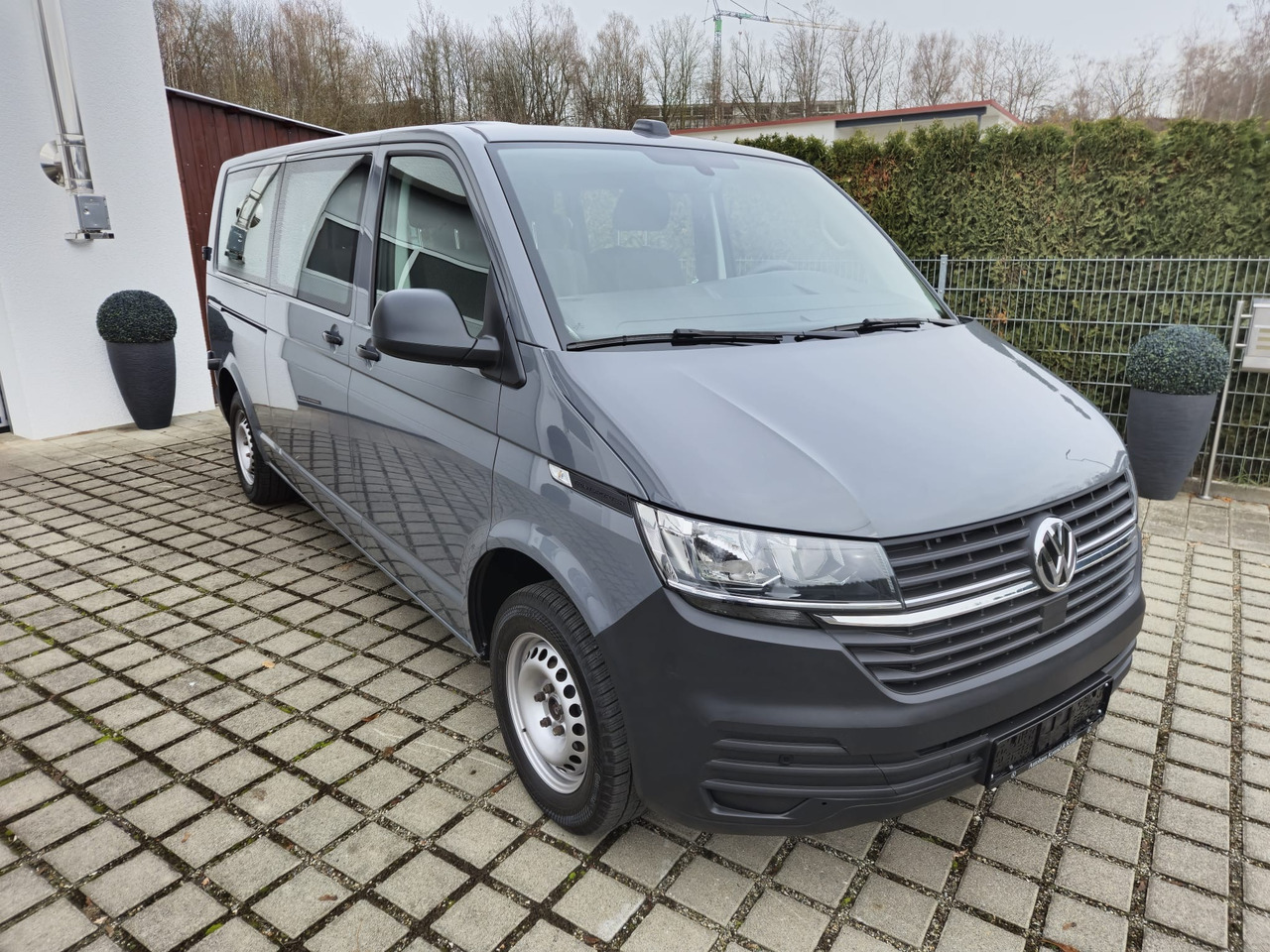 VOLKSWAGEN T6.1 Transporter Kombi LR/Navi/AppCon./6-Sitzer - ميكروباص: صورة 2 VOLKSWAGEN T6.1 Transporter Kombi LR/Navi/AppCon./6-Sitzer - ميكروباص: صورة 2