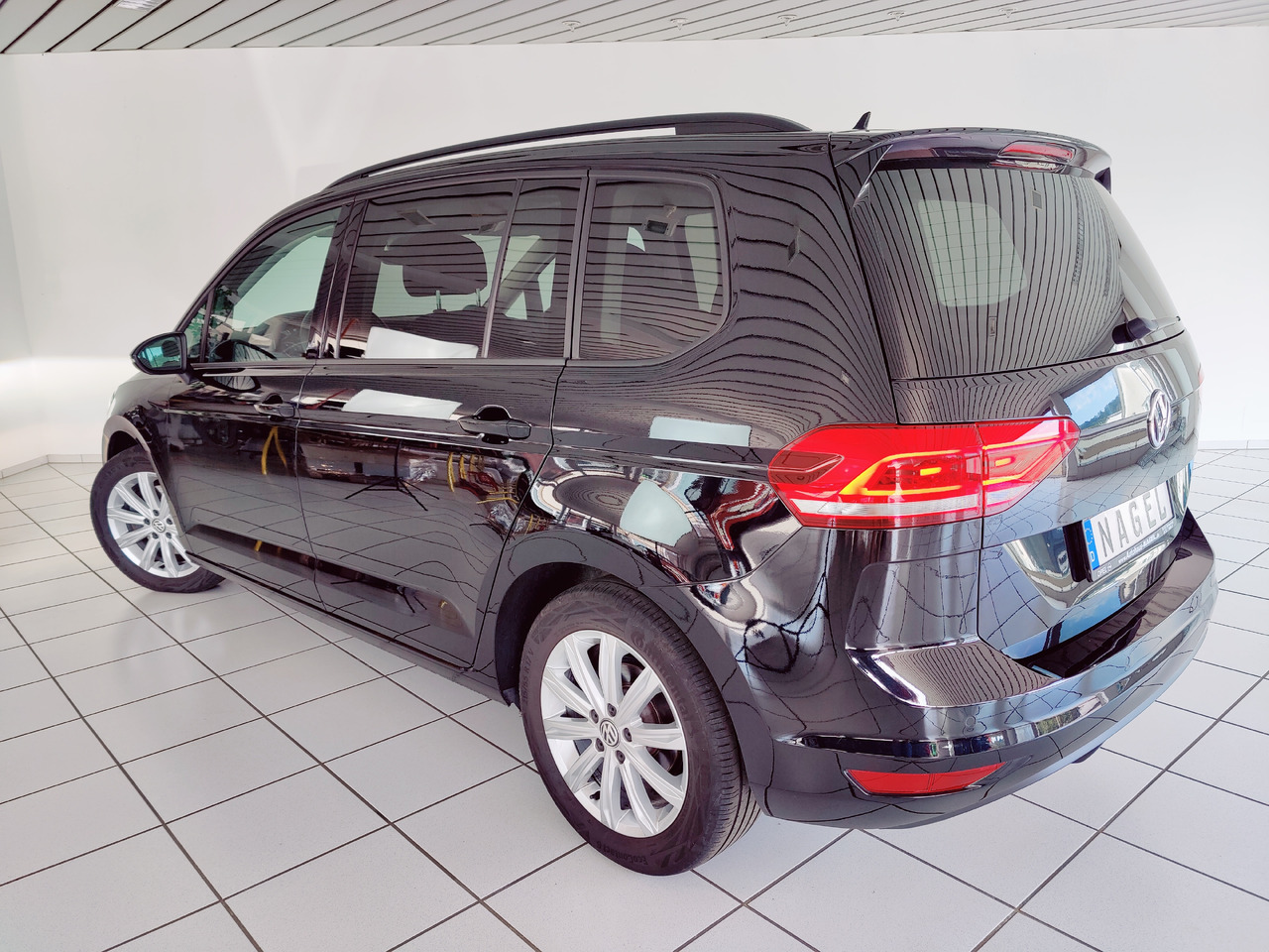 Volkswagen Touran Highline BMT/Start-Stopp Navi Licht RüKam - سيارة: صورة 4 Volkswagen Touran Highline BMT/Start-Stopp Navi Licht RüKam - سيارة: صورة 4