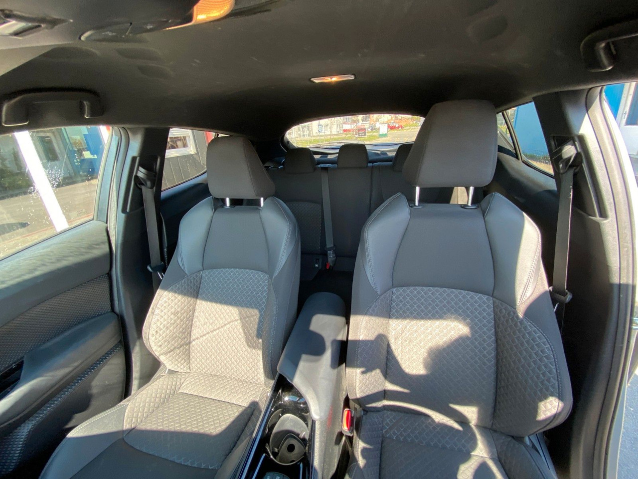 Toyota C-HR 1.8-l-VVTi Hybrid Flow - سيارة دفع رباعي: صورة 3 Toyota C-HR 1.8-l-VVTi Hybrid Flow - سيارة دفع رباعي: صورة 3