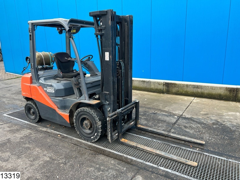 Toyota 8 FGF 25 2.500 KG - رافعة شوكية تعمل بالغاز: صورة 2 Toyota 8 FGF 25 2.500 KG - رافعة شوكية تعمل بالغاز: صورة 2