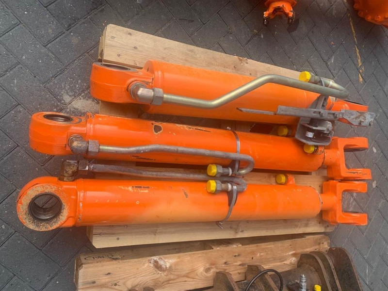 FIAT-HITACHI W 170 - Lifting cylinder/Hubzylinder/Hefcilinder - نظام الهيدروليك: صورة 2 FIAT-HITACHI W 170 - Lifting cylinder/Hubzylinder/Hefcilinder - نظام الهيدروليك: صورة 2