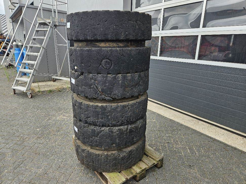 Liebherr 10.00-20 - Tire/Reifen/Band - الإطارات والجنوط - آلات البناء: صورة 2 Liebherr 10.00-20 - Tire/Reifen/Band - الإطارات والجنوط - آلات البناء: صورة 2