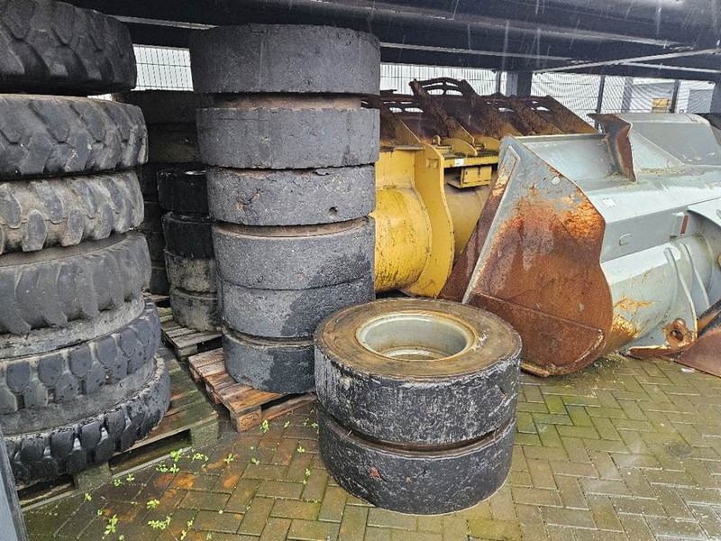 Liebherr 12.00-20 SOLID - Tire/Reifen/Band - الإطارات والجنوط - آلات البناء: صورة 2 Liebherr 12.00-20 SOLID - Tire/Reifen/Band - الإطارات والجنوط - آلات البناء: صورة 2