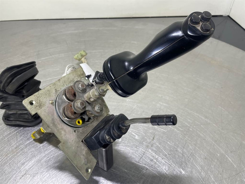 Liebherr L514 Speeder-9841474/5716042-Joystick/Steuergriff - النظام الكهربائي - آلات البناء: صورة 3 Liebherr L514 Speeder-9841474/5716042-Joystick/Steuergriff - النظام الكهربائي - آلات البناء: صورة 3