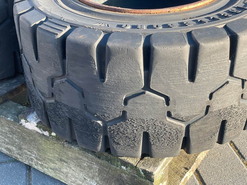 Linde -Trelleborg 200/50-10-Tire/Reifen/Band - الإطارات والجنوط - آلات البناء: صورة 3 Linde -Trelleborg 200/50-10-Tire/Reifen/Band - الإطارات والجنوط - آلات البناء: صورة 3