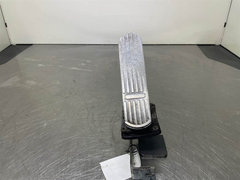 O & K L25.5 - Gas pedal/Fusspedal/Gaspedaal - الكابينة والداخلية - آلات البناء: صورة 4 O & K L25.5 - Gas pedal/Fusspedal/Gaspedaal - الكابينة والداخلية - آلات البناء: صورة 4