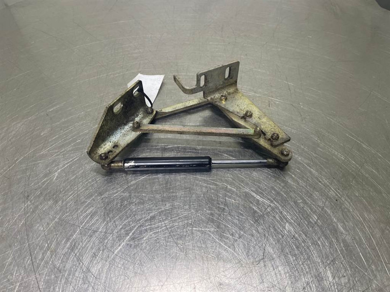 Schaeff SKL834-0451019031-Hinge left/Scharnier - إطار/ شاسيه - آلات البناء: صورة 1 Schaeff SKL834-0451019031-Hinge left/Scharnier - إطار/ شاسيه - آلات البناء: صورة 1