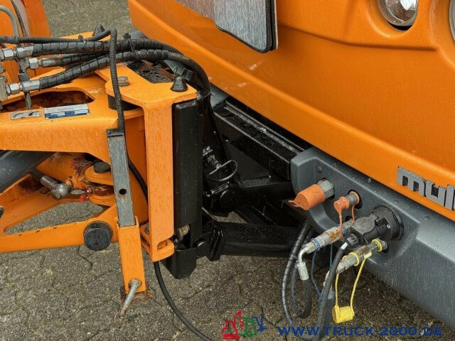 Multicar M30 6x4 3 Achsen Winterdienst Schild +Streuer - شاحنة التوصيل: صورة 2 Multicar M30 6x4 3 Achsen Winterdienst Schild +Streuer - شاحنة التوصيل: صورة 2