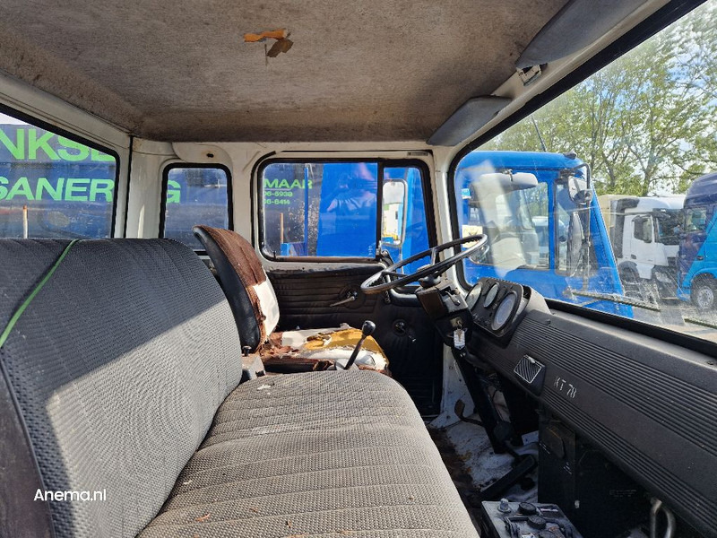 Interior photo 1: وحدة جر Bedford TK 1020