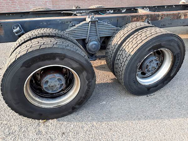 Volvo F 12 6*4 STEEL SUSPENSION - شاحنة هيكل كابينة: صورة 2 Volvo F 12 6*4 STEEL SUSPENSION - شاحنة هيكل كابينة: صورة 2