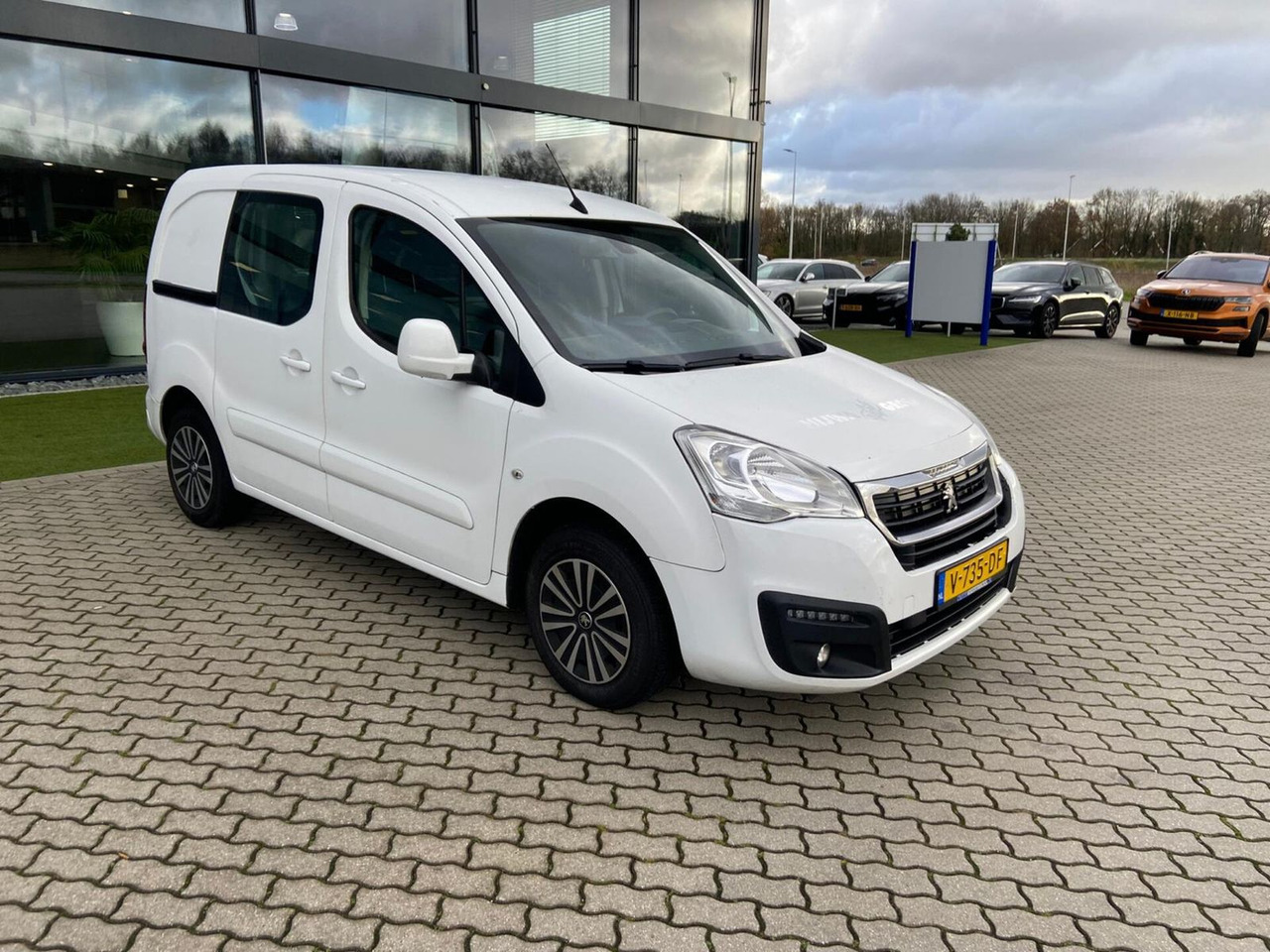 Peugeot Partner Parkeersensoren + Navigatie Kasten - فان المدمجة: صورة 2 Peugeot Partner Parkeersensoren + Navigatie Kasten - فان المدمجة: صورة 2