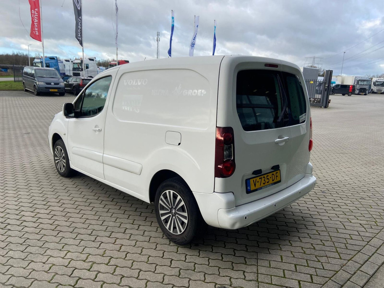 Peugeot Partner Parkeersensoren + Navigatie Kasten - فان المدمجة: صورة 4 Peugeot Partner Parkeersensoren + Navigatie Kasten - فان المدمجة: صورة 4