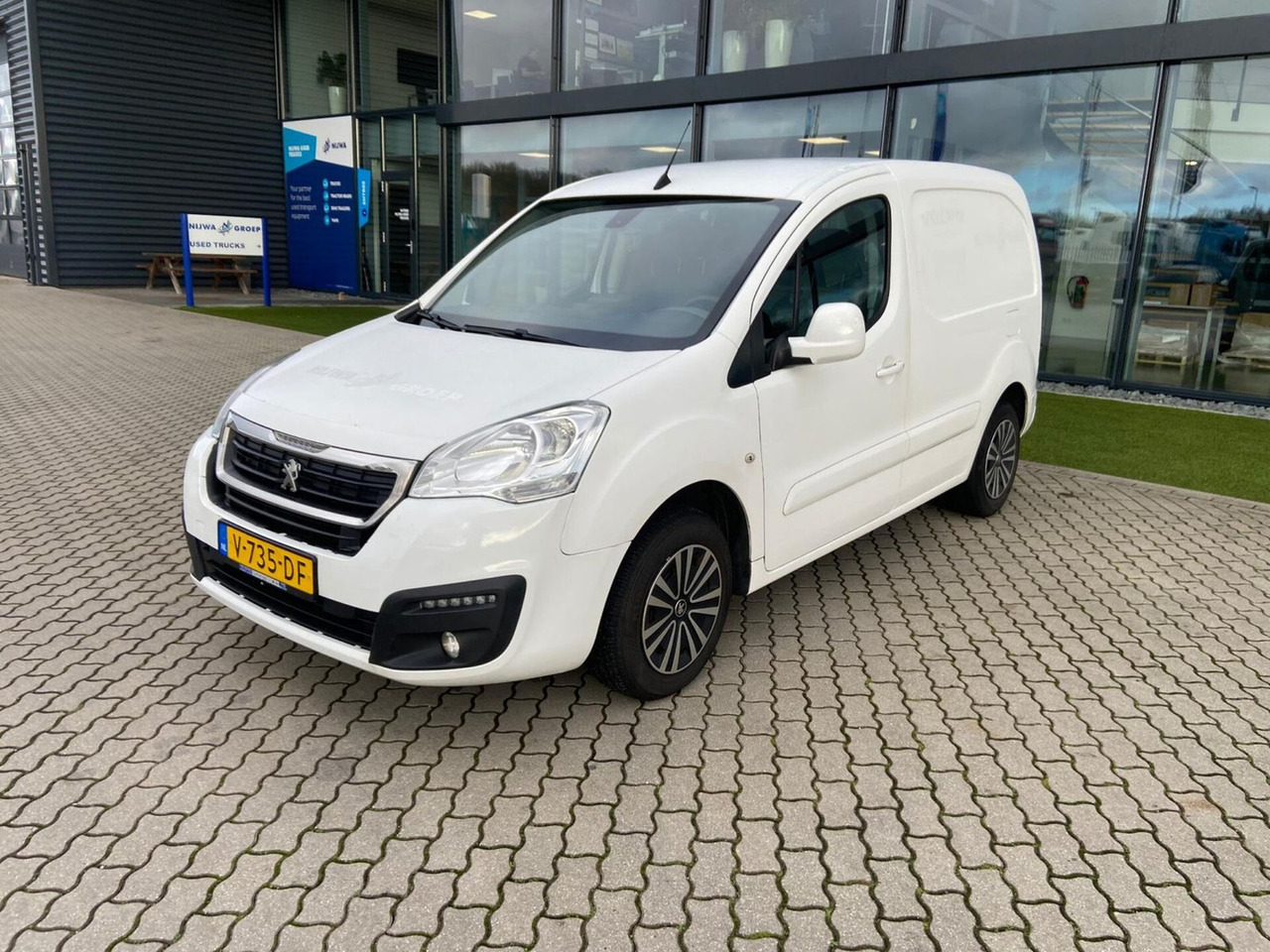 Peugeot Partner Parkeersensoren + Navigatie Kasten - فان المدمجة: صورة 1 Peugeot Partner Parkeersensoren + Navigatie Kasten - فان المدمجة: صورة 1