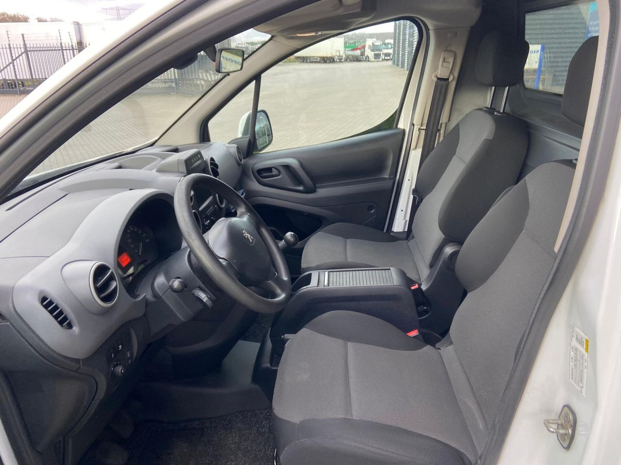 Peugeot Partner Parkeersensoren + Navigatie Kasten - فان المدمجة: صورة 5 Peugeot Partner Parkeersensoren + Navigatie Kasten - فان المدمجة: صورة 5