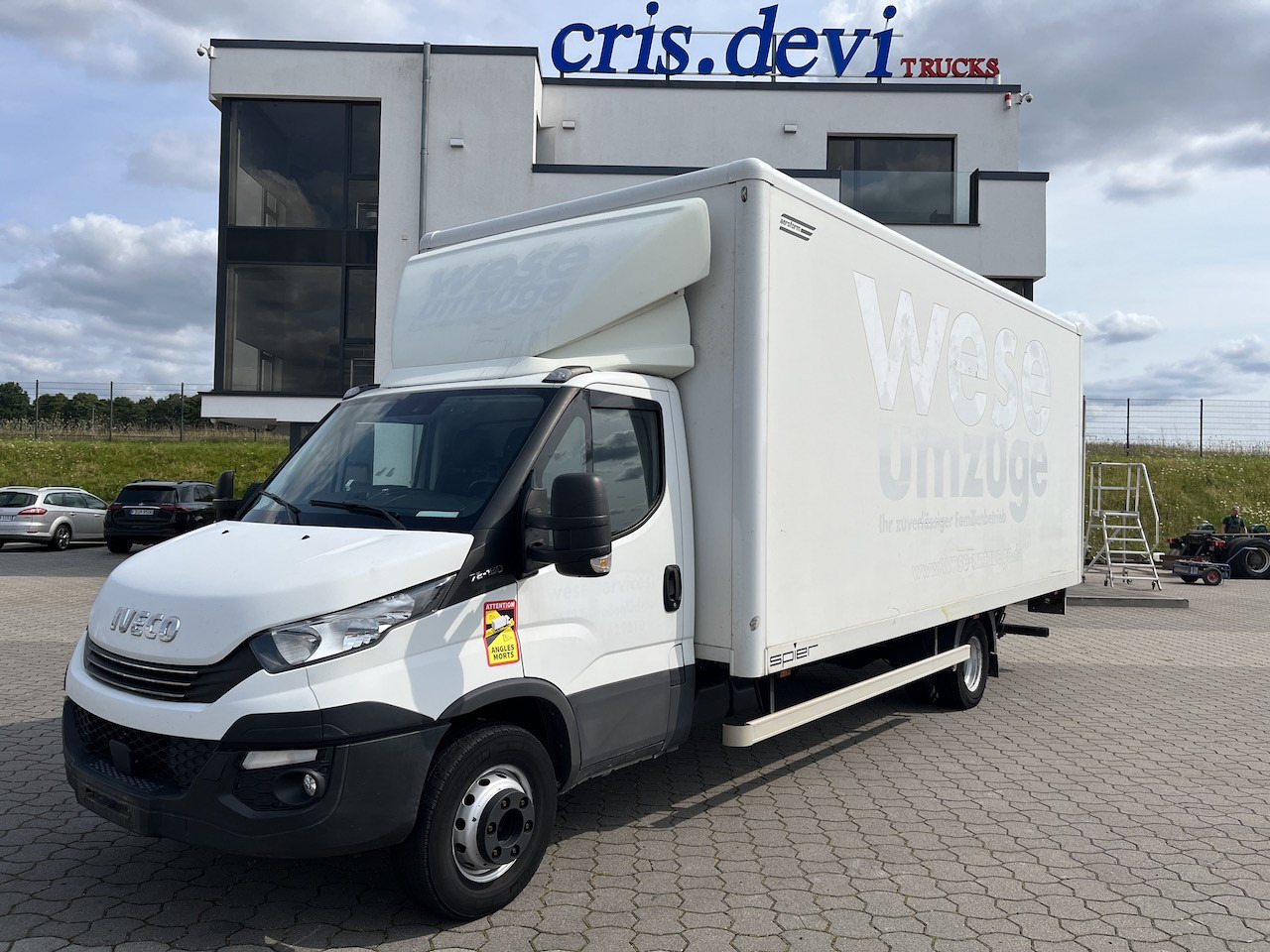 Iveco 70C18 Daily Koffer mit Ladebordwand - شاحنة مغلقة الصندوق: صورة 1 Iveco 70C18 Daily Koffer mit Ladebordwand - شاحنة مغلقة الصندوق: صورة 1