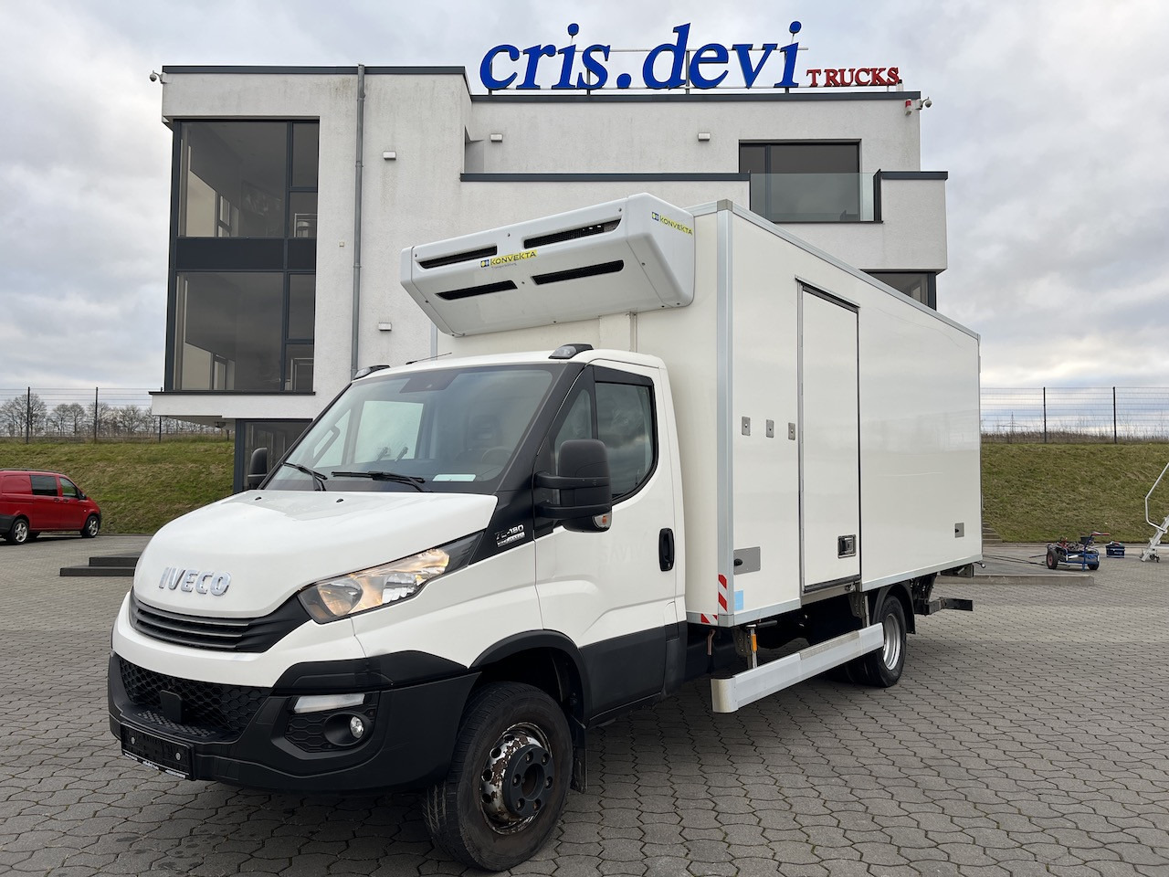 Iveco 70C18 Daily Tiefkühlkoffer mit Ladebordwand - شاحنة مُبرّدة للتوصيل: صورة 1 Iveco 70C18 Daily Tiefkühlkoffer mit Ladebordwand - شاحنة مُبرّدة للتوصيل: صورة 1