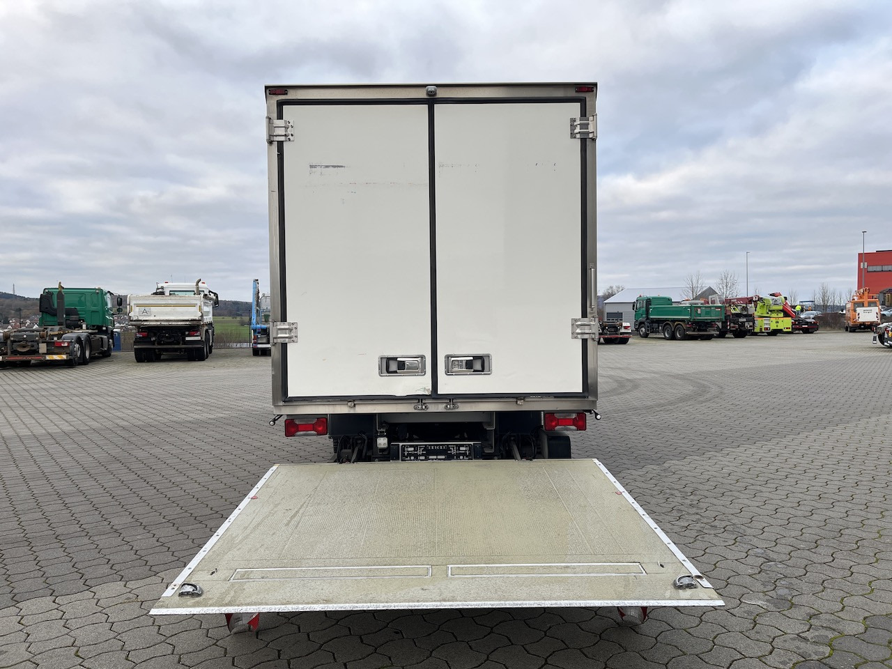 Iveco 70C18 Daily Tiefkühlkoffer mit Ladebordwand - شاحنة مُبرّدة للتوصيل: صورة 3 Iveco 70C18 Daily Tiefkühlkoffer mit Ladebordwand - شاحنة مُبرّدة للتوصيل: صورة 3