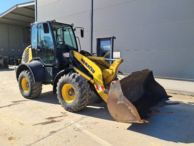 Komatsu WA100M-8 - اللودر بعجل: صورة 1 Komatsu WA100M-8 - اللودر بعجل: صورة 1