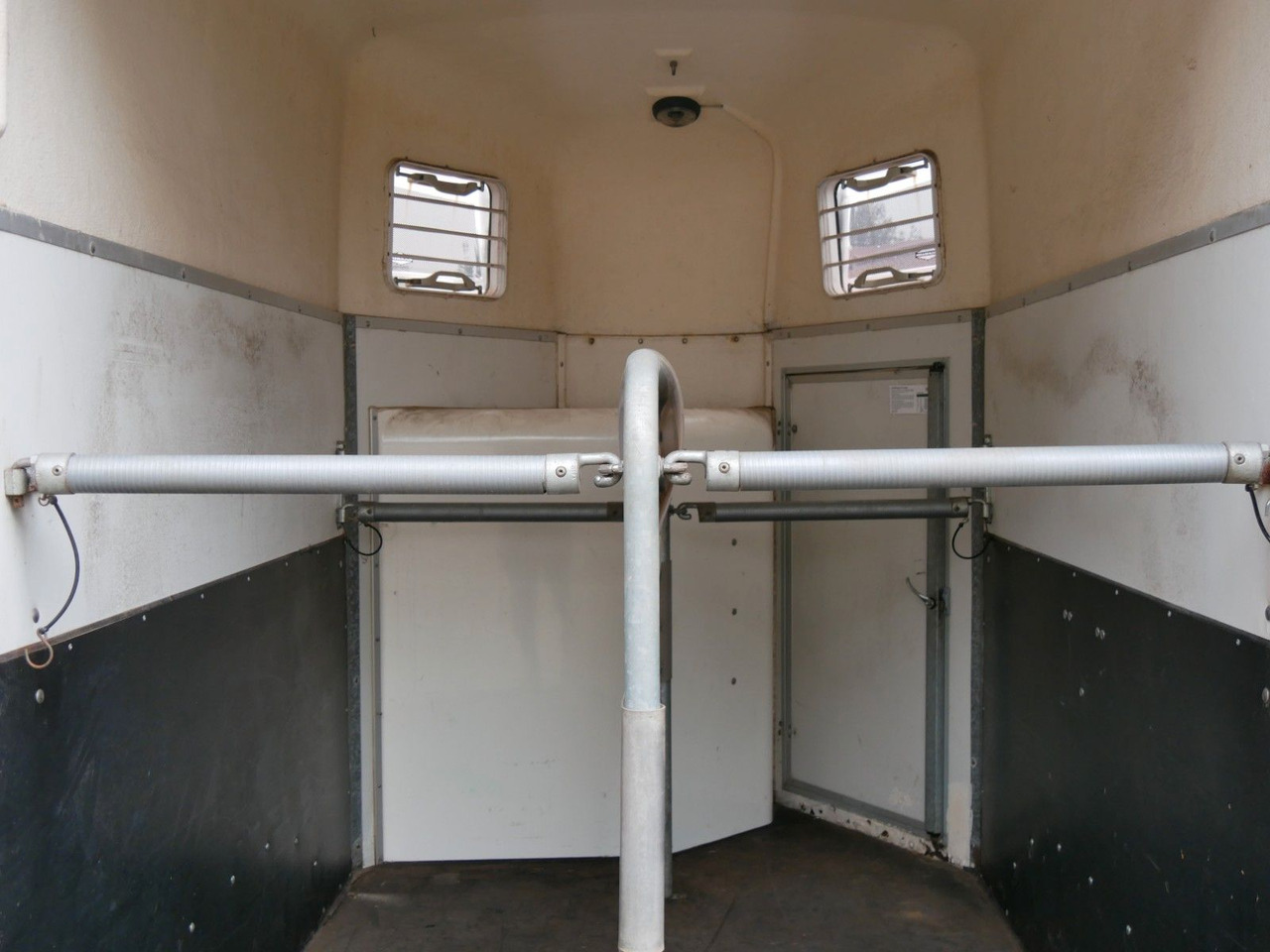 Böckmann Duo mit Sattelkammer - مقطورة نقل المواشي: صورة 4 Böckmann Duo mit Sattelkammer - مقطورة نقل المواشي: صورة 4