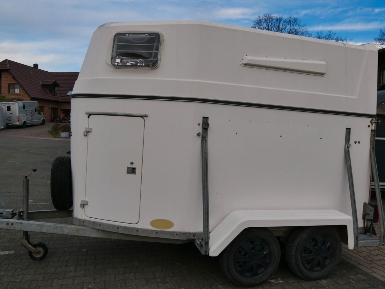 Sluis Vollpoly 2 Pferde mit Sattelkammer - مقطورة نقل المواشي: صورة 2 Sluis Vollpoly 2 Pferde mit Sattelkammer - مقطورة نقل المواشي: صورة 2