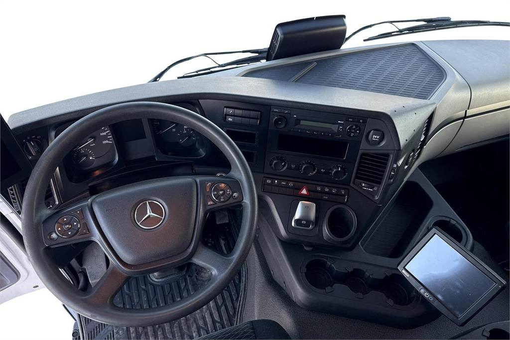 Interior photo 1: شاحنة صندوق متساوي Mercedes-Benz Actros 1830L 5 SM FRC 2-lämpö(atp10/2025)