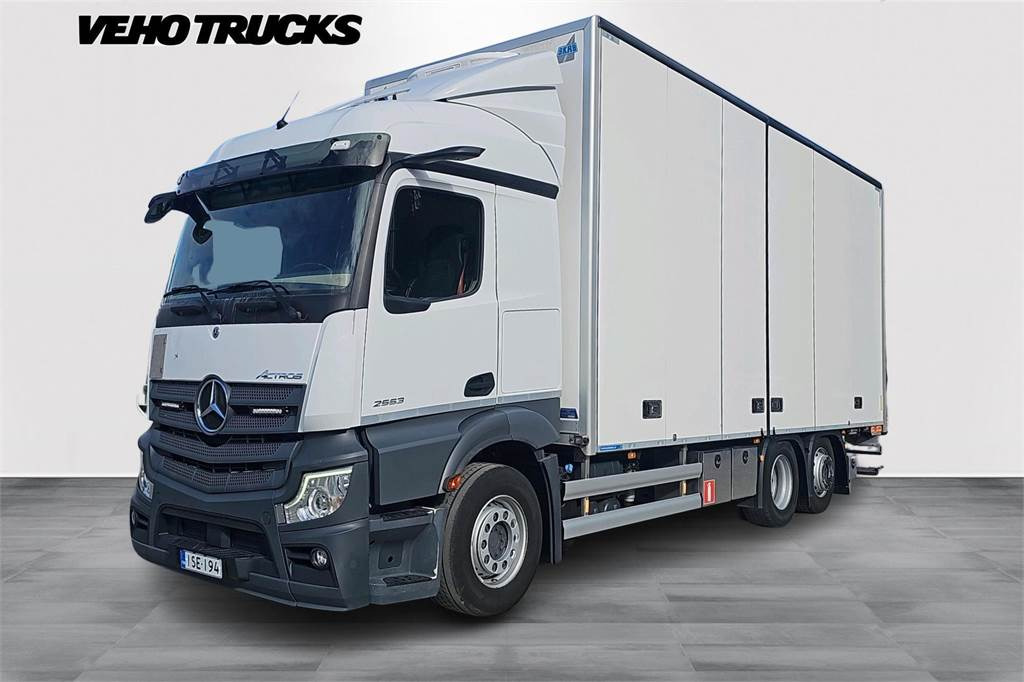 Mercedes-Benz Actros 2553L - Kokosivuaukeva - شاحنة مقفلة: صورة 1 Mercedes-Benz Actros 2553L - Kokosivuaukeva - شاحنة مقفلة: صورة 1