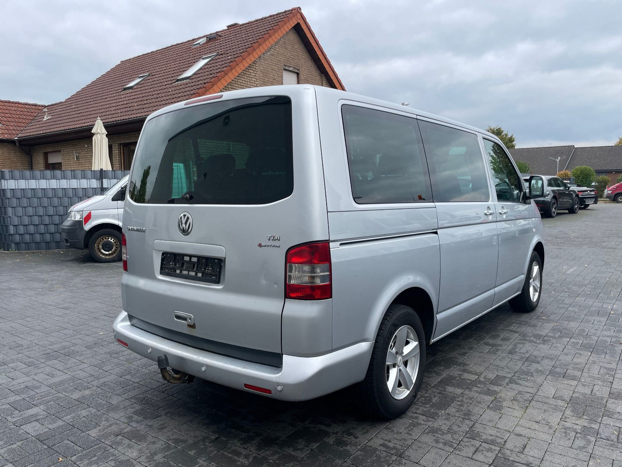 Volkswagen T5 2.5 TDi Caravelle 4Motion 8-Sitzer - ميكروباص: صورة 2 Volkswagen T5 2.5 TDi Caravelle 4Motion 8-Sitzer - ميكروباص: صورة 2
