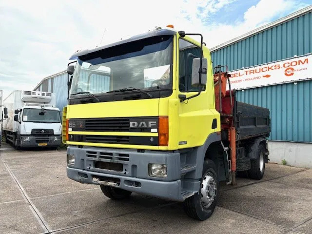 DAF 65 -180ATI 4x4 FULL STEEL 3-WAY KIPPER AND PALFINGER CRANE (EURO 2 / MANUAL GEARBOX / FULL STEEL SUSPENSION / ETC.) - شاحنة قلاب, شاحنة كرين: صورة 1 DAF 65 -180ATI 4x4 FULL STEEL 3-WAY KIPPER AND PALFINGER CRANE (EURO 2 / MANUAL GEARBOX / FULL STEEL SUSPENSION / ETC.) - شاحنة قلاب, شاحنة كرين: صورة 1