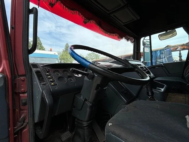 Interior photo 1: وحدة جر DAF 95.360 ATI SPACECAB (DUTCH TRUCK) (EURO 2 / ZF16 MANUAL GEARBOX / ABS BRAKE SYSTEM)