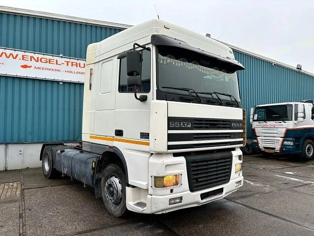DAF 95.430 XF SPACECAB (EURO 3 / ZF16 MANUAL GEARBOX / ZF-INTARDER / AIRCONDITIONING / 870 LITER DIESELTANK) - وحدة جر: صورة 2 DAF 95.430 XF SPACECAB (EURO 3 / ZF16 MANUAL GEARBOX / ZF-INTARDER / AIRCONDITIONING / 870 LITER DIESELTANK) - وحدة جر: صورة 2