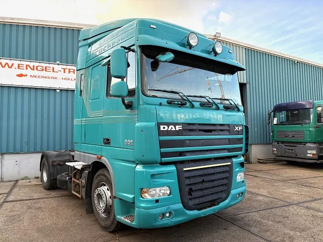 DAF XF 105.460 SPACECAB (EURO 5 / ZF16 MANUAL GEARBOX / P.T.O. / AIRCONDITIONING / FRIDGE UNDER BED / ETC.) - وحدة جر: صورة 2 DAF XF 105.460 SPACECAB (EURO 5 / ZF16 MANUAL GEARBOX / P.T.O. / AIRCONDITIONING / FRIDGE UNDER BED / ETC.) - وحدة جر: صورة 2