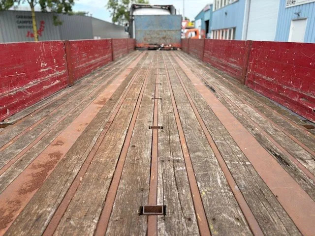 LAG 0-3-39-L 3-AXLE 13.60M. OPEN TRAILER WITH ALUMINIUM SIDE BORDS (FULL STEEL CHASSIS / DRUM BRAKES / ABS-BRAKE SYSTEM / WOODEN FLO - نصف مقطورة مسطحة: صورة 5 LAG 0-3-39-L 3-AXLE 13.60M. OPEN TRAILER WITH ALUMINIUM SIDE BORDS (FULL STEEL CHASSIS / DRUM BRAKES / ABS-BRAKE SYSTEM / WOODEN FLO - نصف مقطورة مسطحة: صورة 5