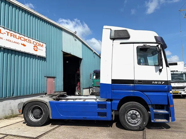 Mercedes-Benz Actros 1857 LS (MP1) MEGASPACE (EPS WITH CLUTCH (3-PEDALS) / RETARDER / REDUCTION AXLE / AIRCONDITIONING) - وحدة جر: صورة 4 Mercedes-Benz Actros 1857 LS (MP1) MEGASPACE (EPS WITH CLUTCH (3-PEDALS) / RETARDER / REDUCTION AXLE / AIRCONDITIONING) - وحدة جر: صورة 4