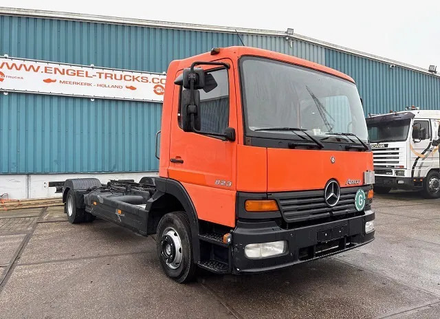 Mercedes-Benz Atego 823L DAY CAB (6-CILINDER) 4x2 CHASSIS (MANUAL GEARBOX / SPER DIFFERENTIAL / 6-CILINDER ENGINE) - شاحنة هيكل كابينة: صورة 2 Mercedes-Benz Atego 823L DAY CAB (6-CILINDER) 4x2 CHASSIS (MANUAL GEARBOX / SPER DIFFERENTIAL / 6-CILINDER ENGINE) - شاحنة هيكل كابينة: صورة 2
