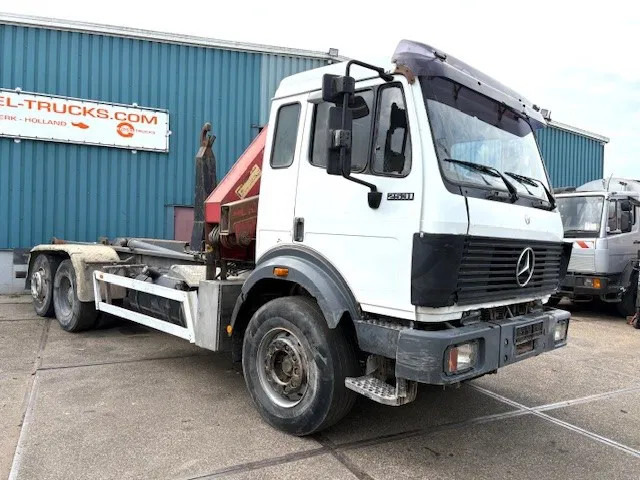 Mercedes-Benz SK 2527 6x2 HOOK-ARM SYSTEM WITH HMF CRANE (V6 ENGINE / ZF MANUAL GEARBOX / REDUCTION AXLE / STEEL SUSPENSION / P.T.O.) - شاحنة ذات خطاف, شاحنة كرين: صورة 2 Mercedes-Benz SK 2527 6x2 HOOK-ARM SYSTEM WITH HMF CRANE (V6 ENGINE / ZF MANUAL GEARBOX / REDUCTION AXLE / STEEL SUSPENSION / P.T.O.) - شاحنة ذات خطاف, شاحنة كرين: صورة 2