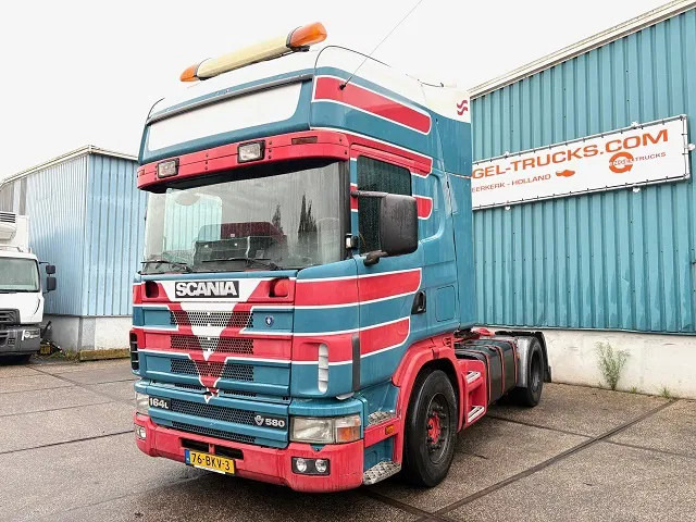 Scania R164-580 V8 TOPLINE COLLECTORS ITEM!! / APK 10-2026!! (12+2 MANUAL GEARBOX / RETARDER / AIRCONDITIONING / 2x TANK / ETC.) - وحدة جر: صورة 1 Scania R164-580 V8 TOPLINE COLLECTORS ITEM!! / APK 10-2026!! (12+2 MANUAL GEARBOX / RETARDER / AIRCONDITIONING / 2x TANK / ETC.) - وحدة جر: صورة 1
