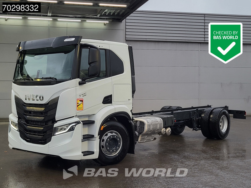 Iveco S-Way 340 4X2 NEW chassis! Automatic Navi ACC LED Euro 6 - شاحنة هيكل كابينة: صورة 1 Iveco S-Way 340 4X2 NEW chassis! Automatic Navi ACC LED Euro 6 - شاحنة هيكل كابينة: صورة 1