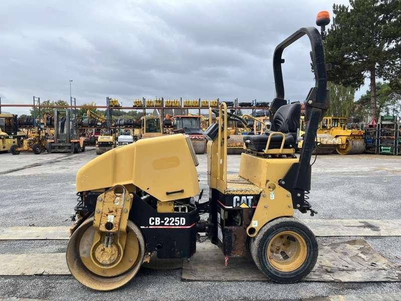Caterpillar CB225D - مدحلة المختلطة: صورة 4 Caterpillar CB225D - مدحلة المختلطة: صورة 4